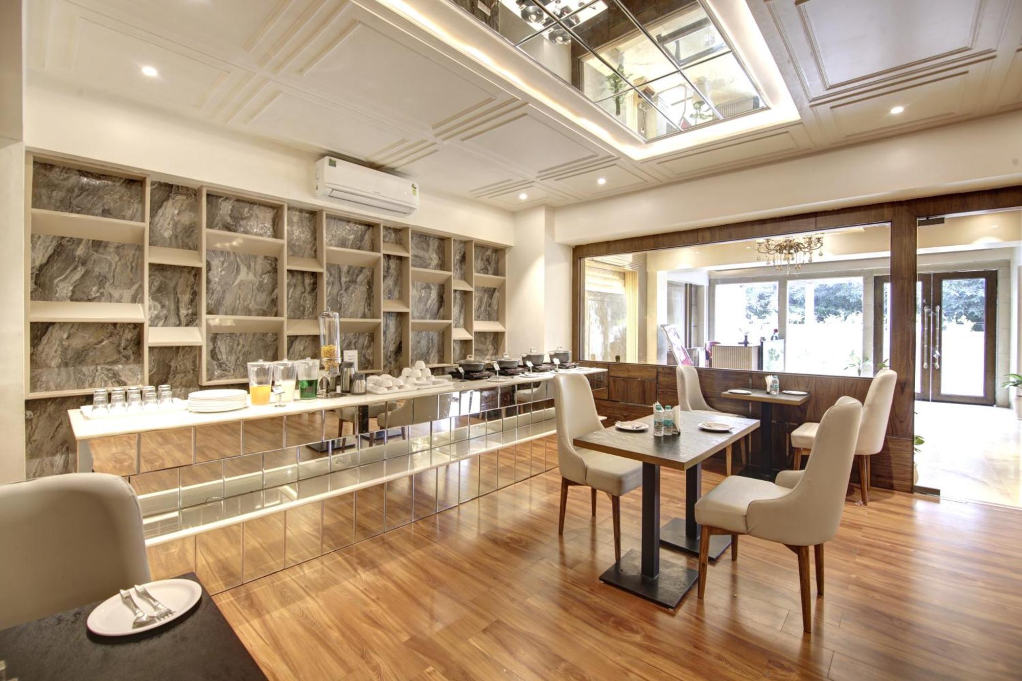 Marks Hotel & Banquet 노이다 외부 사진