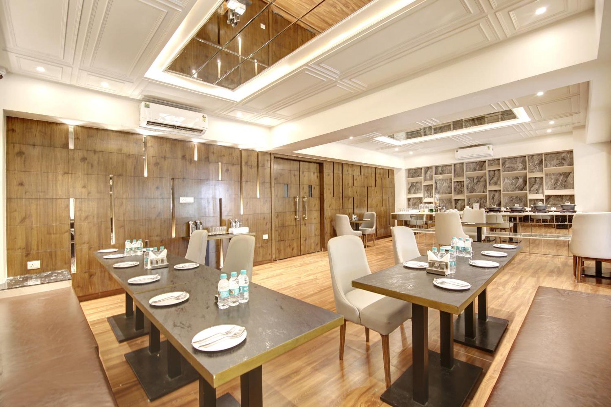 Marks Hotel & Banquet 노이다 외부 사진