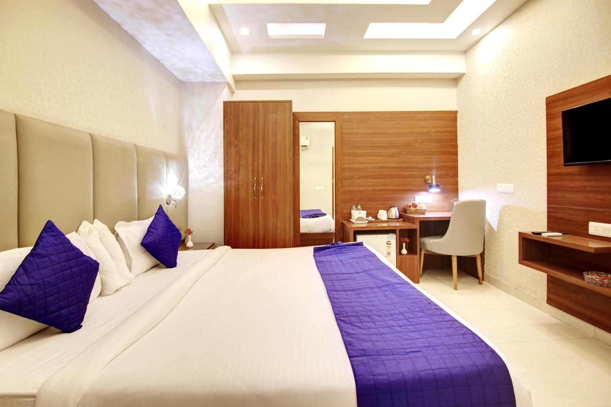 Marks Hotel & Banquet 노이다 외부 사진