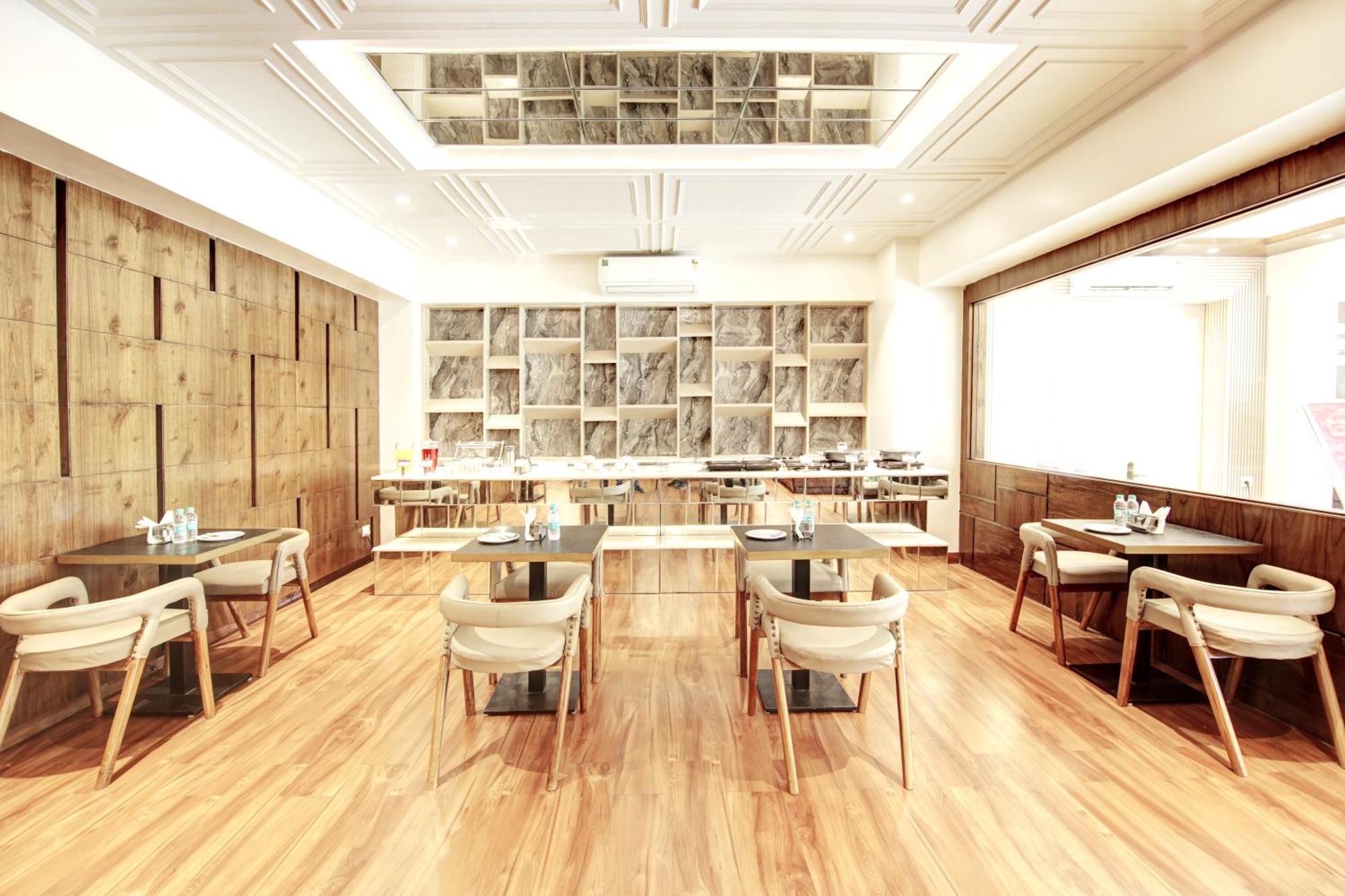 Marks Hotel & Banquet 노이다 외부 사진