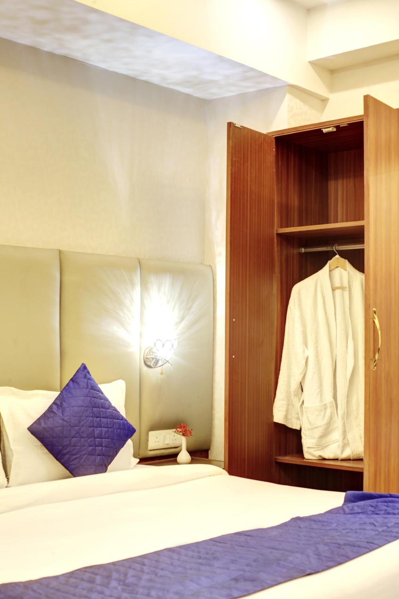 Marks Hotel & Banquet 노이다 외부 사진
